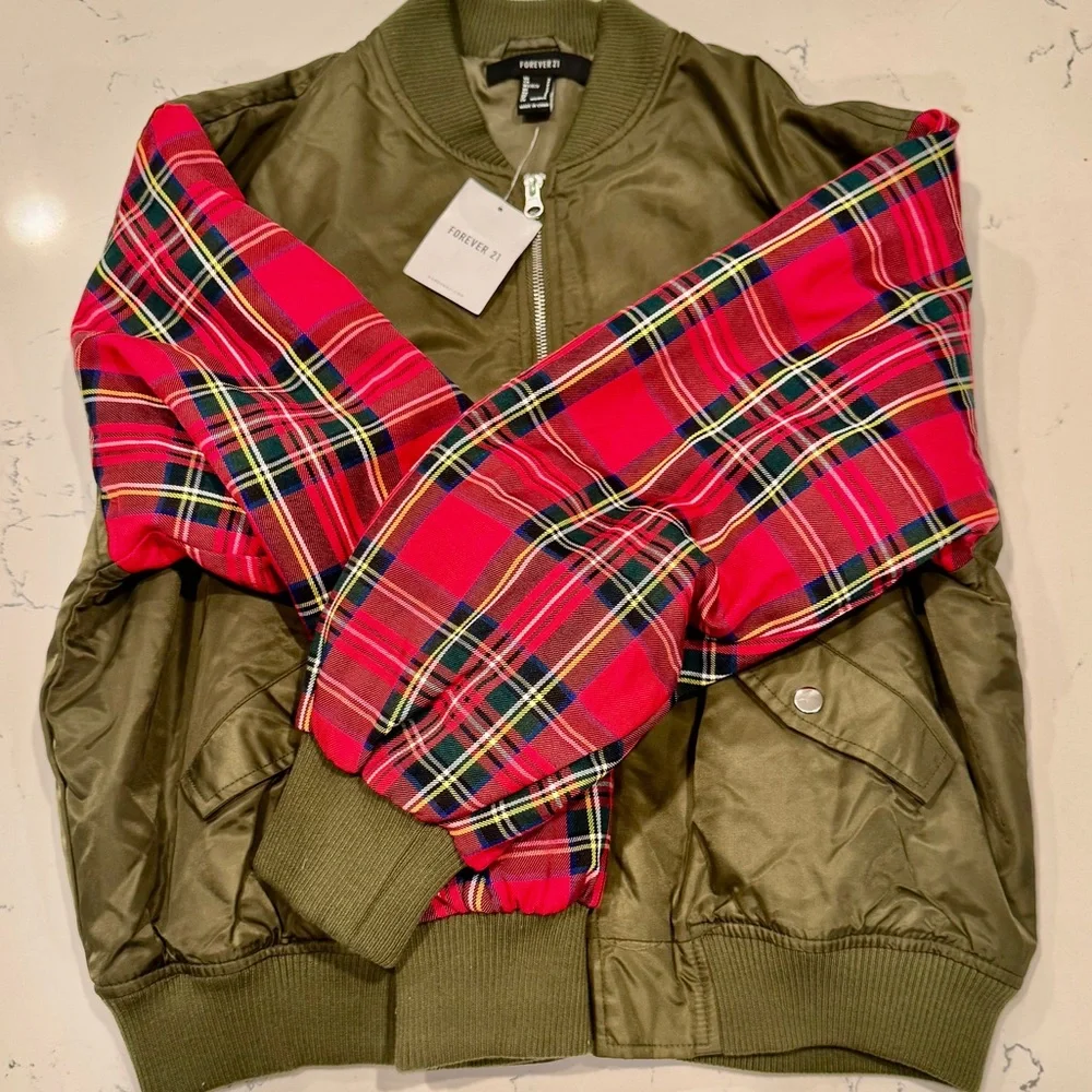 Forever 21 Women’s Green and Red Plaid Bomber Jacket Size S NWT - Picture 3 of 10